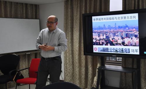 Die Entwicklung Pekings zu einer Weltstadt beleuchtete Prof. Dr. LU Jun.