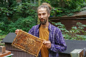 Vasilij Vitriak wird an den Freien Universität zum Tierwirt mit Fachrichtung Bienenhaltung ausgebildet.