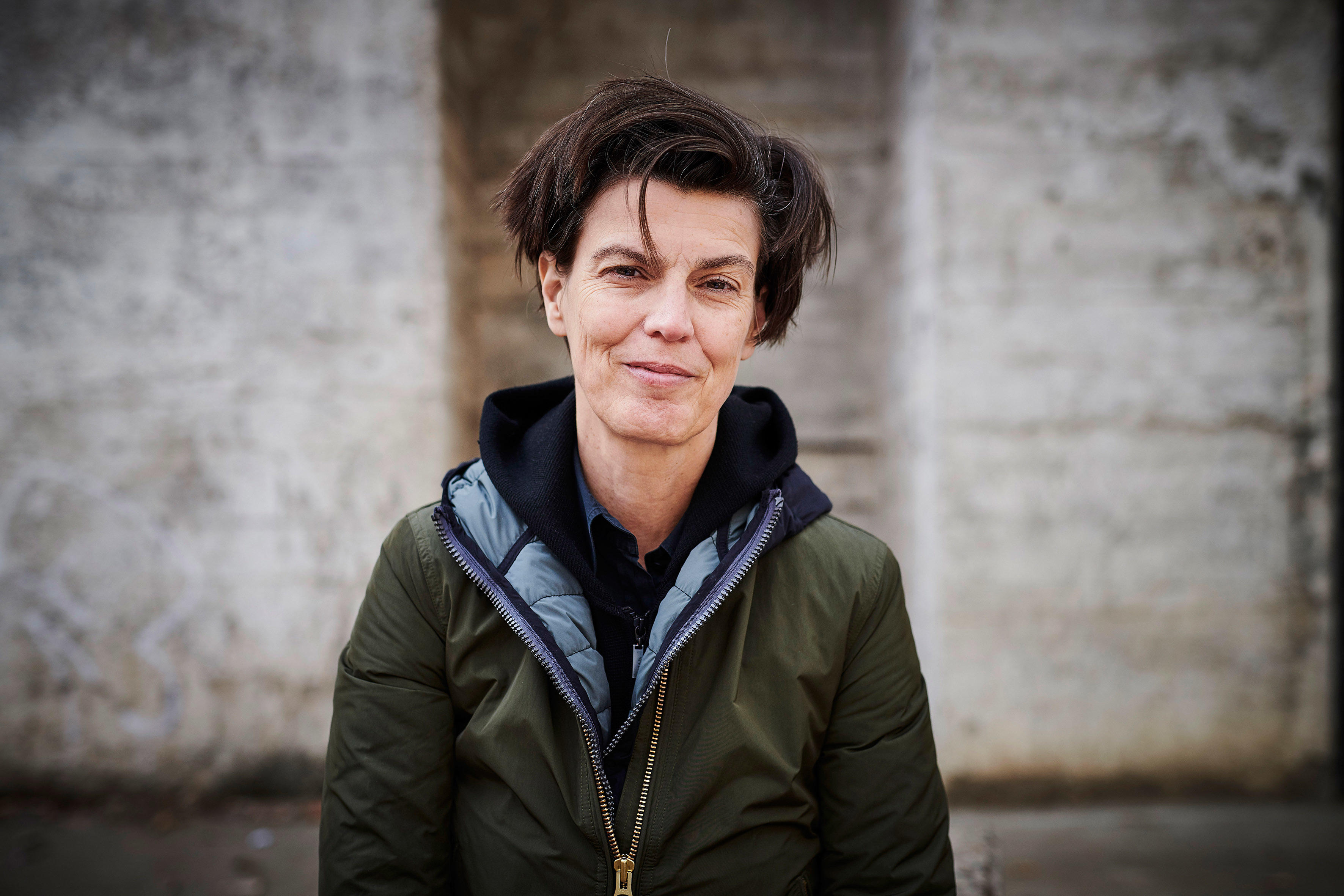 Blau leuchtender Schriftzug ‚FUTURIST‘ auf einer dunklen Fensterscheibe, im digitalen, futuristischen Stil gestaltet.