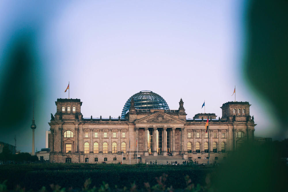 Das Projekt „Poster im Bundestag“ ermöglicht bis zu 50 Studierenden aller Fachrichtungen aus ganz Deutschland, eigene Forschungsergebnisse im Deutschen Bundestag auf Postern zu präsentieren.
