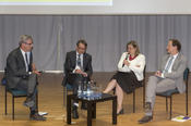 An die Vorträge der Referentin und Referenten schloss sich eine Diskussion an, moderiert von Florian Kohstall vom Center for Interncational Cooperation (li.), bei der sich auch das Publikum einbrachte.