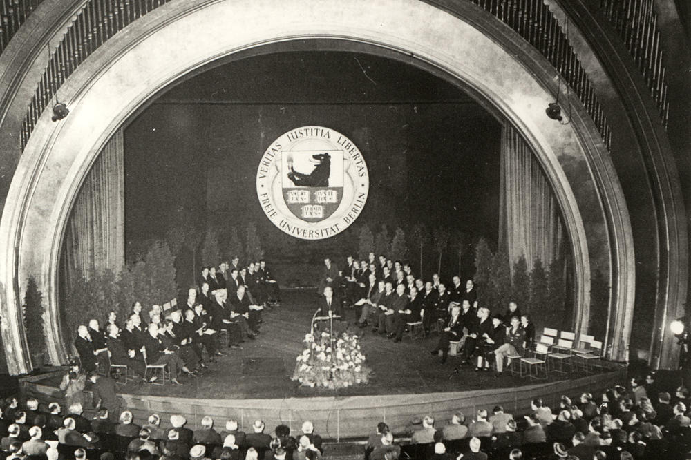 Der Kinosaal Titania-Palast war 1948 der größte verfügbare Saal im amerikanischen Sektor. Die Eröffnungsrede bei der Gründungsfeier der Freien Universität hielt Ernst Reuter, Berlins gewählter Oberbürgermeister (nicht am Mikrofon).