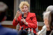 Gesine Schwan kennt die Hochschule in dreifacher Rolle – als Studentin, wissenschaftliche Mitarbeiterin und Professorin: Die Politikwissenschaftlerin studierte von 1962 an am Otto-Suhr-Institut und lehrte dort von 1977 bis 2005.