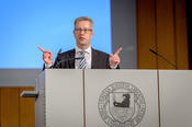 „Ad multos annos“ wünschte auch Präsident Professor Günter M. Ziegler seiner Universität. Im Max-Kade-Auditorium konnte er...