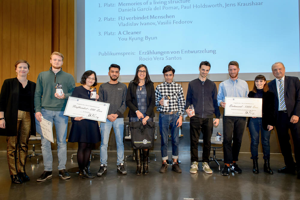 Siegerehrung: Die Gewinner des diesjährigen Videowettbewerbs der Freien Universität hatten Filme zum Motto 70 Jahre Campus international“ eingereicht. Die Preise wurden von Peter Lange, Vorstandsvorsitzender der Ernst-Reuter-Gesellschaft, verliehen.