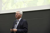 Wolfgang Lubitz studierte, promovierte und habilitierte an der Freien Universität. Bis zu seiner Emeritierung im Jahr 2017 war er Direktor des Max-Planck-Instituts für Chemische Energiekonversion in Mühlheim an der Ruhr.