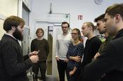 In den Laboren des Chemie-Professors Sebastian Hasenstab-Riedel erklärten die Doktoranden Jan Hendrick Nissen und Tyler A. Gully ihre laufenden Experimente.