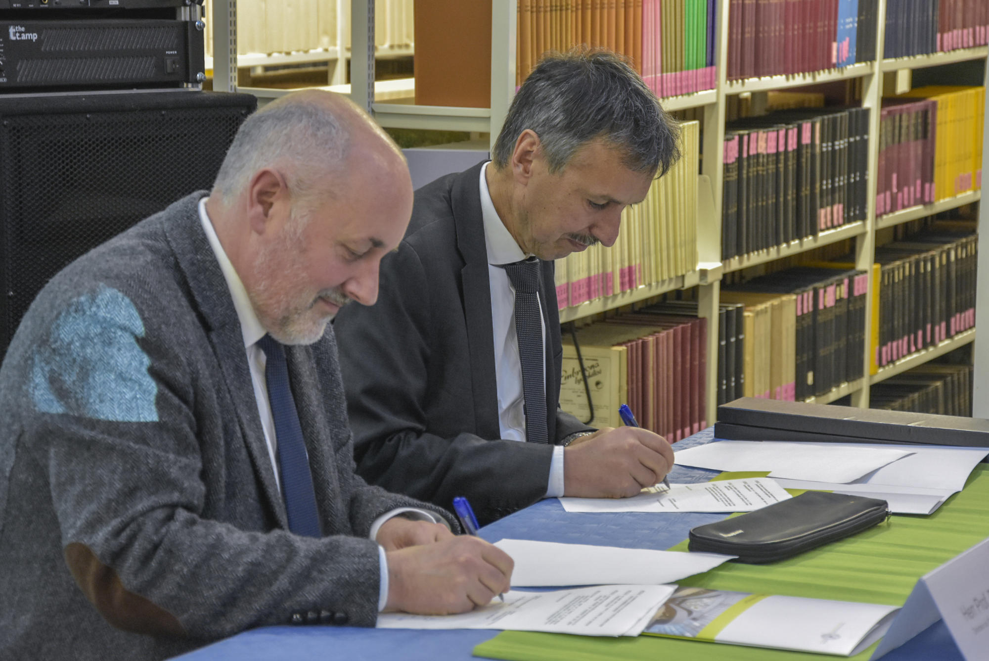 Prof. Degueurce, Le Directeur de l’École nationale vétérinaire d’Alfort, und Dekan Prof. Zentek erneuern den Kooperationsvertrag zwischen den beiden Institutionen.