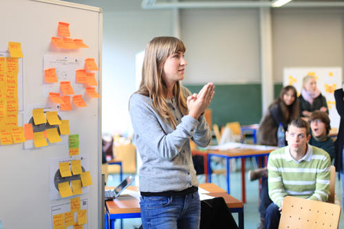 In drei mehrtägigen Blockseminaren erhalten die Teilnehmer praxisrelevantes Wissen zu Geschäftsidee/Geschäftsmodell, Markt- und Wettbewerbsanalyse sowie Unternehmens- und Finanzierungsplan.