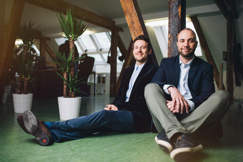 David Rhoter (li.) und Tamo Zwinge haben die Plattform „Companisto“ gegründet, über die Privatpersonen und Unternehmen in innovative Geschäftsmodelle investieren können.