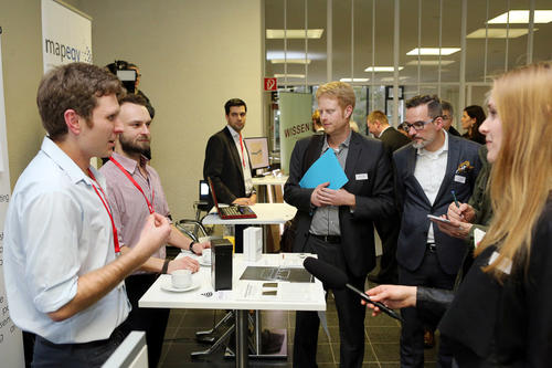 V.l.n.r.: Marcin Ratajczak und Patrick Barkowski vom Start-up SIOD im Gespräch mit Steffen Terberl (Profund Innovation), Dr. Stefan Franzke (Berlin Partner) und Cristin Liekfeldt (Companisto Blog).