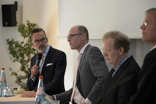 Stefan Franzke von der Geschäftsführung der Berlin Partner für Wirtschaft und Technologie GmbH spricht bei der Dikussionsveranstaltung in Adlershof