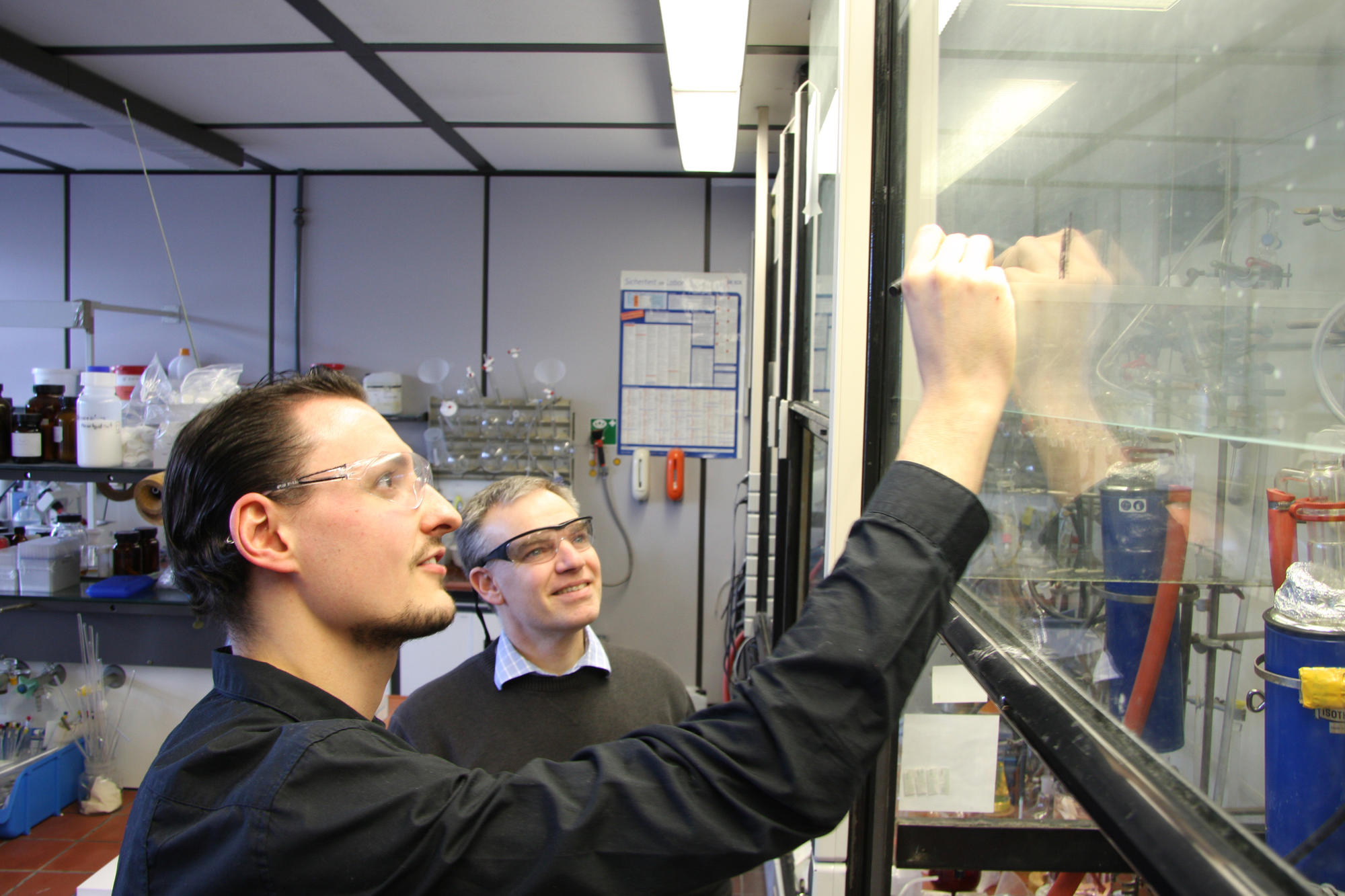 Für den Kurs „Trans pro Idee - Translation von Projektideen in Forschungs- und Start-Up Vorhaben“ wurde Prof. Dr. Rainer Haag (links) 2014 mit dem Lehrpreis der Freien Universität Berlin ausgezeichnet.