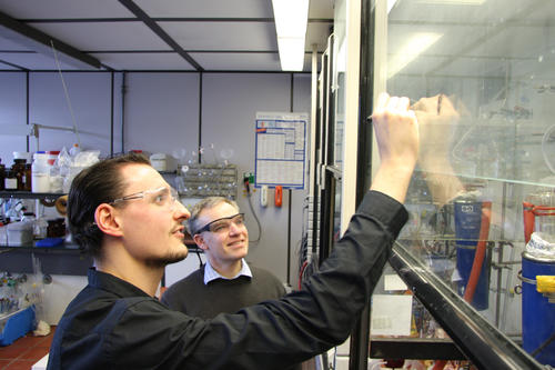Für den Kurs „Trans pro Idee - Translation von Projektideen in Forschungs- und Start-Up Vorhaben“ wurde Prof. Dr. Rainer Haag (links) 2014 mit dem Lehrpreis der Freien Universität Berlin ausgezeichnet.
