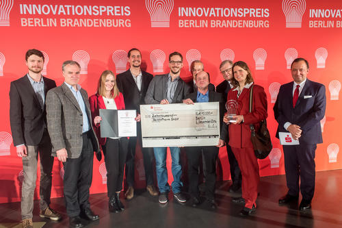 Mitarbeiterinnen und Mitarbeiter der DendroPharm GmbH sowie Professor Rainer Haag (2. v. l.), wissenschaftlicher Mentor des Teams, nahmen im Henry-Ford-Bau der Freien Universität Berlin den Innovationspreis Berlin Brandenburg 2016 entgegegen.