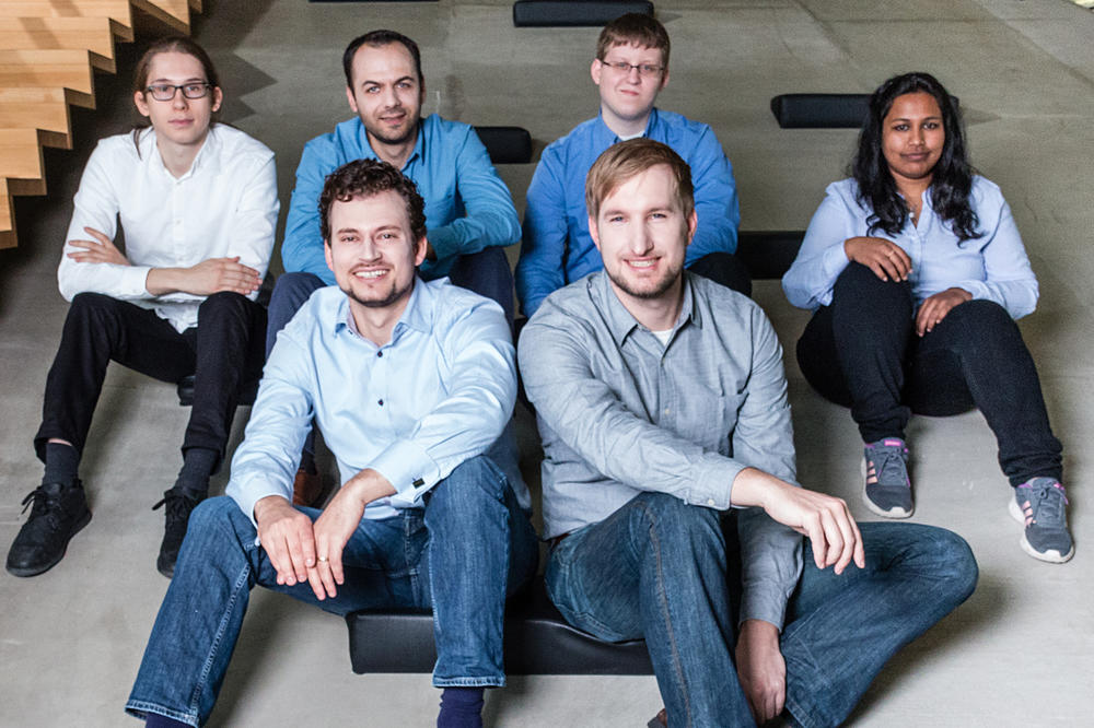 Das Team von SciFlow: (hinten von links nach rechts): Fabian Richter, Viktor Hahn, Daniel Thyen, Sindhura Gujjula. (Vorn von links nach rechts): Dr. Carsten Borchert, Frederik Eichler.