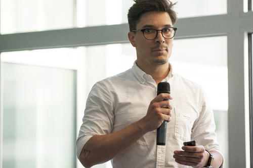 Der Produktdesigner Mladen Milosevic stellt das Blloc Phone vor, das mit einem innovativen, effizienten und sicheren Betriebssystem ganz für berufliche Nutzung optimiert ist.