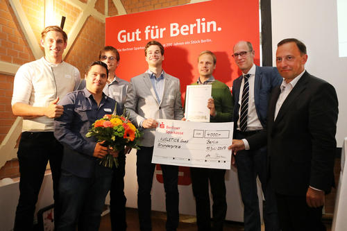 Das Siegerteam AUGLETICS nahm die Auszeichnung von Universitätspräsident Peter-André Alt (2.v.r.) und Michael Jänichen (r.) von der Berliner Sparkasse entgegen.