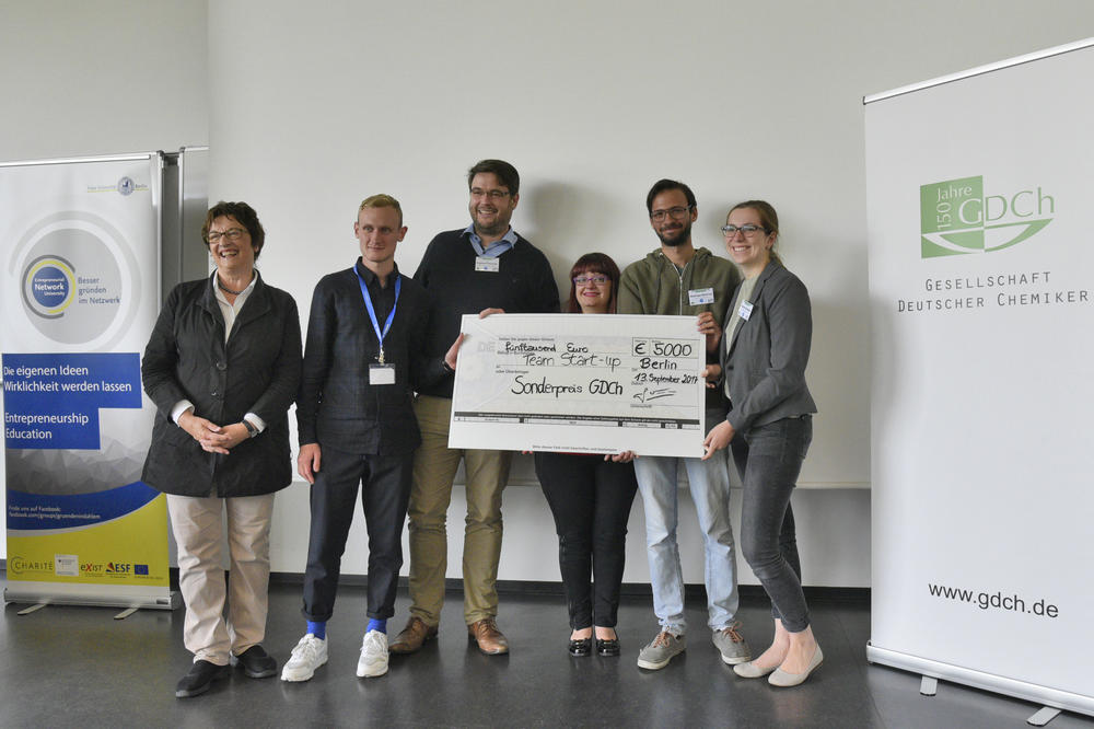 Bundesministerin Brigitte Zypries überreichte dem Siegerteam einen Gutschein für einen Entrepreneurship-Kurs
