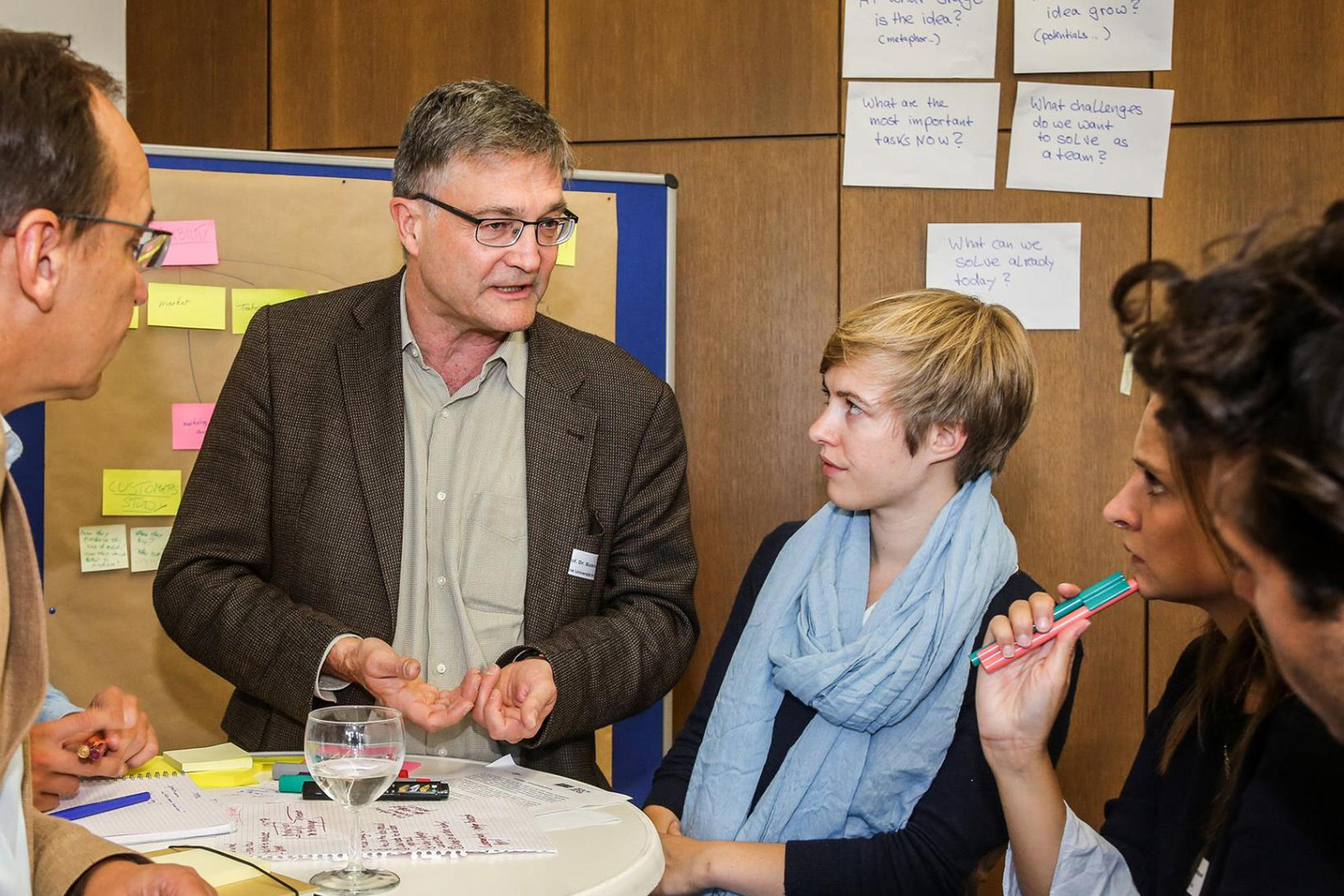 Nahrungsergänzung individuell zusammenstellen: Mit Studierenden entwickelt Prof. Dr. Roland Bodmeier (Mitte) ein Geschäftsmodell.