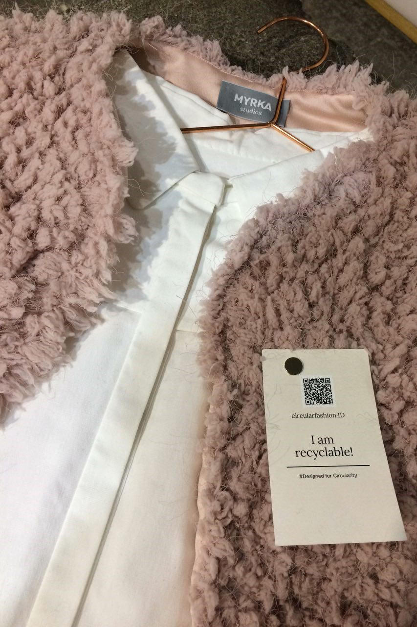 Die recyclefähige Kleidung ist bereits auf dem Markt erhältlich, zum Beispiel in einer Kollektion des Modelabels Myrka Studios.