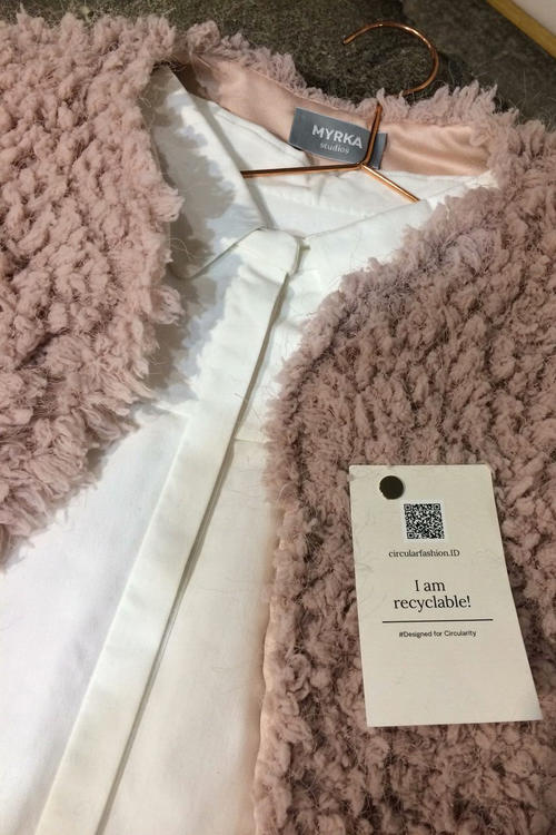 Die recyclefähige Kleidung ist bereits auf dem Markt erhältlich, zum Beispiel in einer Kollektion des Modelabels Myrka Studios.