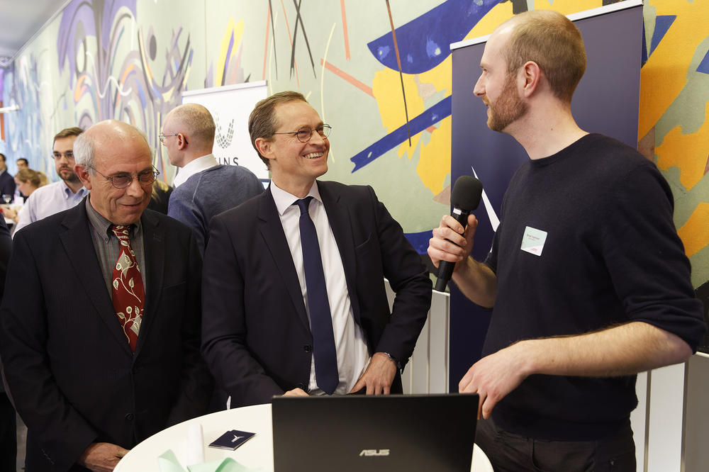 Beim Demo Day präsentierten sich 23 Start-ups von Berliner Hochschulen. Der Regierende Bürgermeister und Wissenschaftssenator Michael Müller - hier im Gespräch mit Michael Vogtmeier von der FU-Ausgründung Turbit Systems - zeigte sich beeindruckt.
