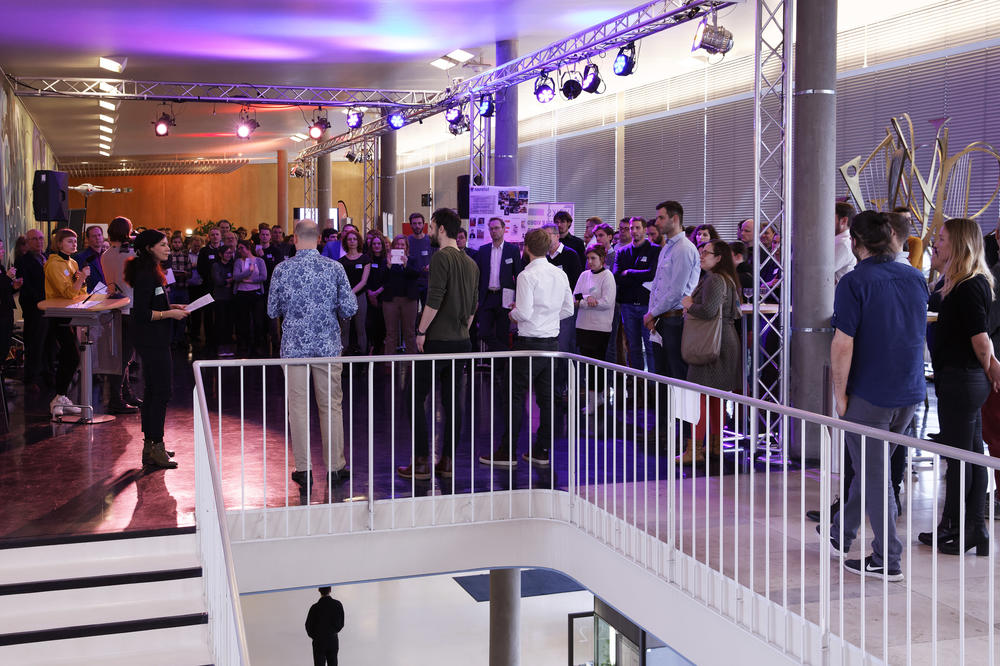 Beim Demo Day kam es zum regen Austausch zwischen Start-ups und Vertreterinnen und Vertretern aus der Industrie.