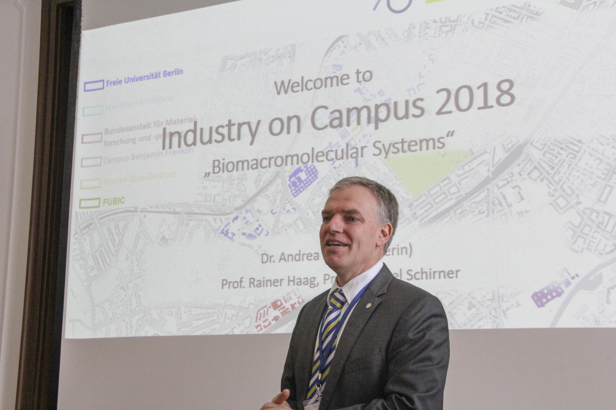 Chemieprofessor Rainer Haag hatte zur Veranstaltung „Industry on Campus“ eingeladen, damit Industrievertreter Forschungsprojekte aus den Lebenswissenschaften der Freien Universität kennenlernen und im Gegenzug eigene Aktivitäten vorstellen.