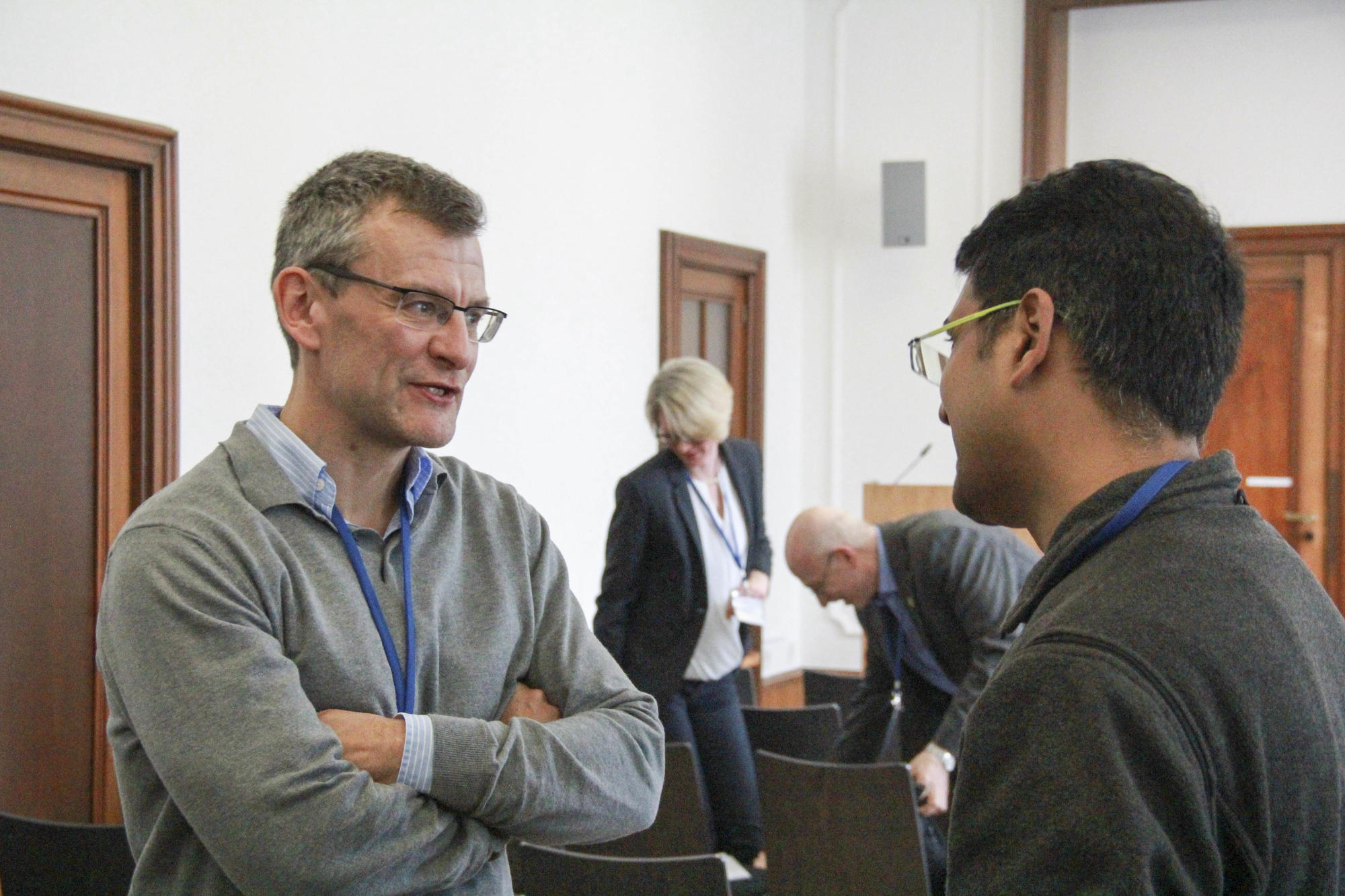 Stefan Weigand, beim Pharma-Unternehmen Roche für Forschung und Entwicklung protein-basierter Medikamente verantwortlich, informierte sich über neue Ansätze aus der universitären Forschung.