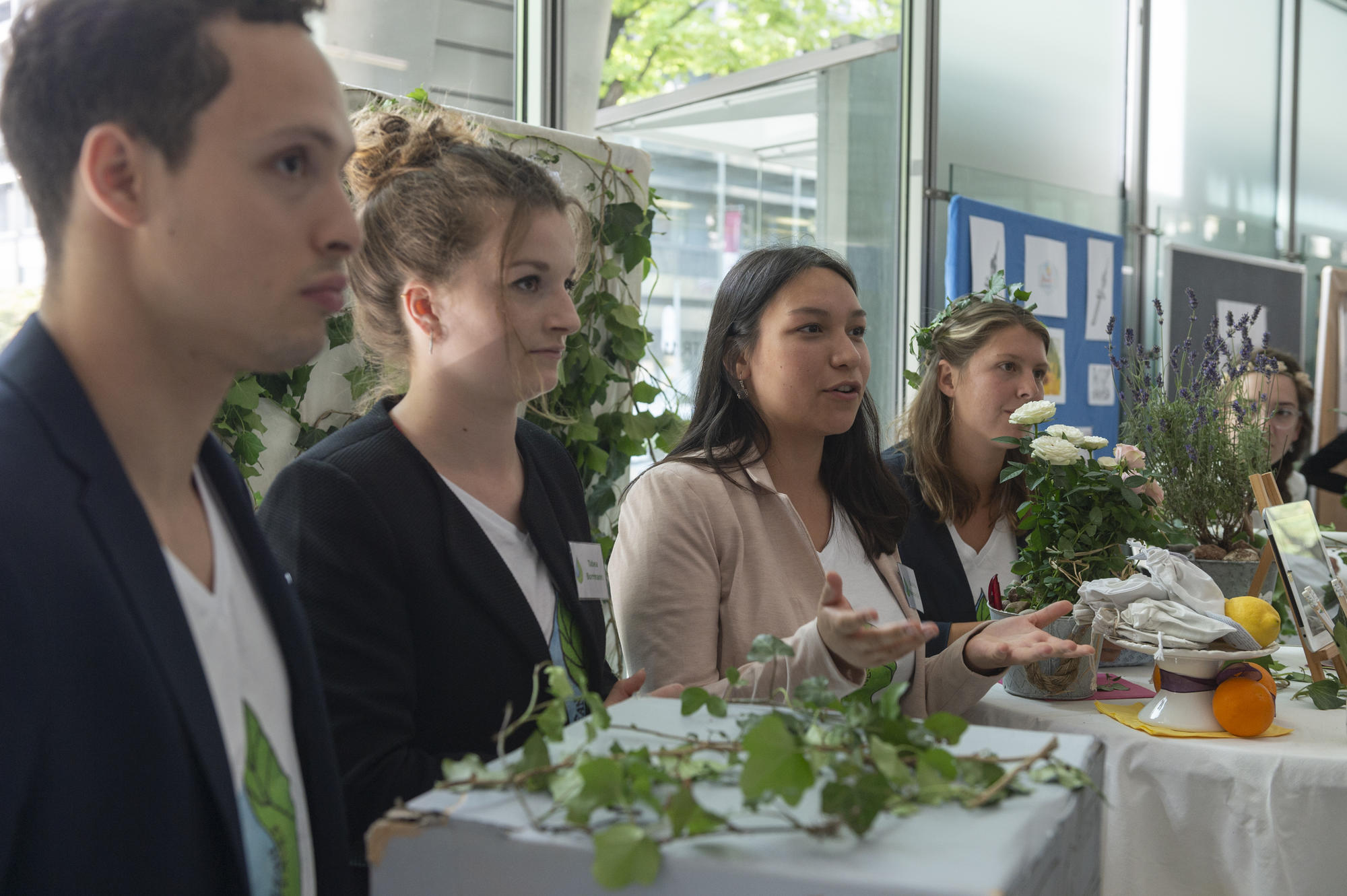 Manuel Cosme, Tabea Borrmann, Gabriela Paredes Siml und Nikola Tietze (v.l.n.r.) verkauften ökologisches Waschmittel auf Basis von Efeu.