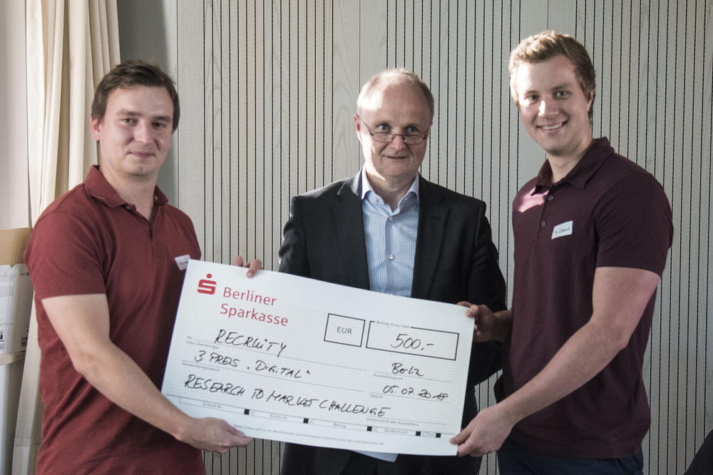 Daniel Neumann (links) und Tim Wienrich (rechts) kamen mit ihrer Idee „Recruity“ in der Kategorie „Digital“ auf den dritten Platz. Die Auszeichnung übergab Dr. Christian Segal (Mitte) von der Berliner Sparkasse.