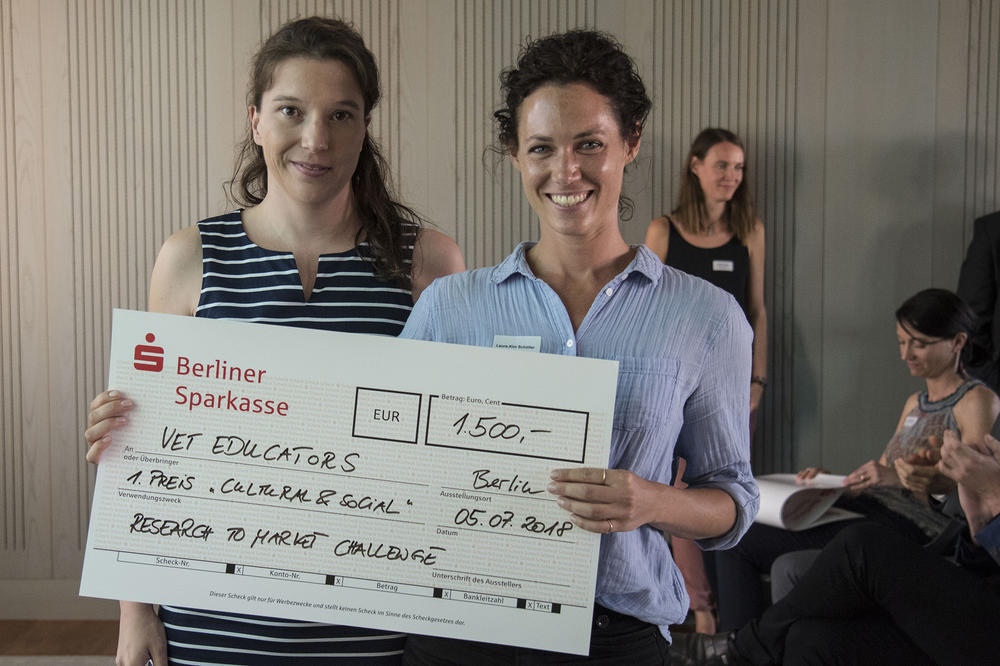 Dr. Laura-Kim Schüller (rechts) wurde mit einem ersten Platz für ihr Projekt „VetEducators“ prämiert.  Dr. Julia Rosendahl (links), Gründerin von PerformaNat, übergab die Auszeichnung.