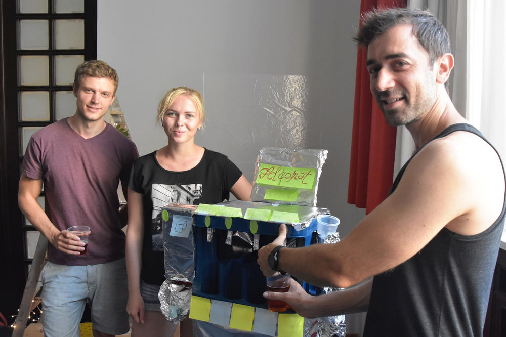 Juri Alexander (links), Darya Kryzhanovskaya (Mitte) und Marco Gut (rechts) entwickelten die Idee für einen Selbstbedienungsautomaten, der auf Konzerten und Festivals Getränke mixen soll.