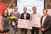 Weitere 500 Euro Preisgeld erhielten Adam Grove (2.v.l.) und Frank Bartels (4.v.l.), Mitgründer des Start-ups License.rocks. Julia Rosendahl (1.v.l.), Professor Günther M. Ziegler (3.v.l.) und Michael Jänichen (5.v.l.) übergaben die Auszeichnung.