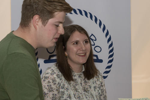 Michael Rödiger (links) und Sophia Alexandridis (rechts) liefern Buchtaschen unter dem Namen Cayoubo bereits an 13 Buchhandlungen in Deutschland und Österreich.