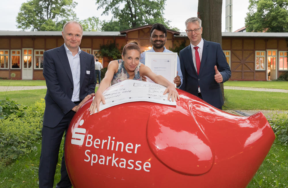 Ella Maria Kadas (2.v.l.) und Sunil Kumar Yadav (2.v.r.) nahmen den Gründerpreis der Berliner Sparkasse für die Nocturne GmbH von Christian Segal (l.) und Günter M. Ziegler (r.) entgegen.