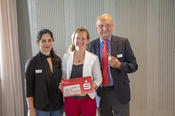 Peter Lange (r.), Vorsitzender der Ernst-Reuter-Gesellschaft, überreichte die Auszeichnung für den zweiten Platz der Kategorie Cultural & Social an Denise Rabold (Mitte) und Fereshteh Ghazisaeedi (l.).