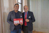 Peter Lange, Vorsitzender der Ernst-Reuter-Gesellschaft (r.), gratulierte Norus Ahmed (l.) von Heritage Handicrafts zum dritten Platz in der Kategorie Cultural & Social.