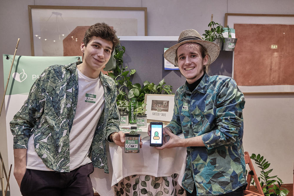 Julian Zefferer (links) und Benjamin Wasmer (rechts) entwickelten die App Plant Friend, die regelmäßig daran erinnert, die Zimmerpflanzen zu gießen.