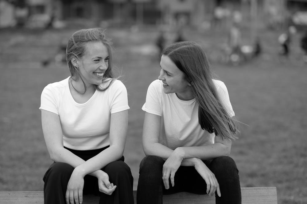 „Make love work“ ist ihr Motto: Jaane Henning (links) und Johanna Lubig (rechts) wollen Beziehungsarbeit so einfach wie das Zähneputzen machen.