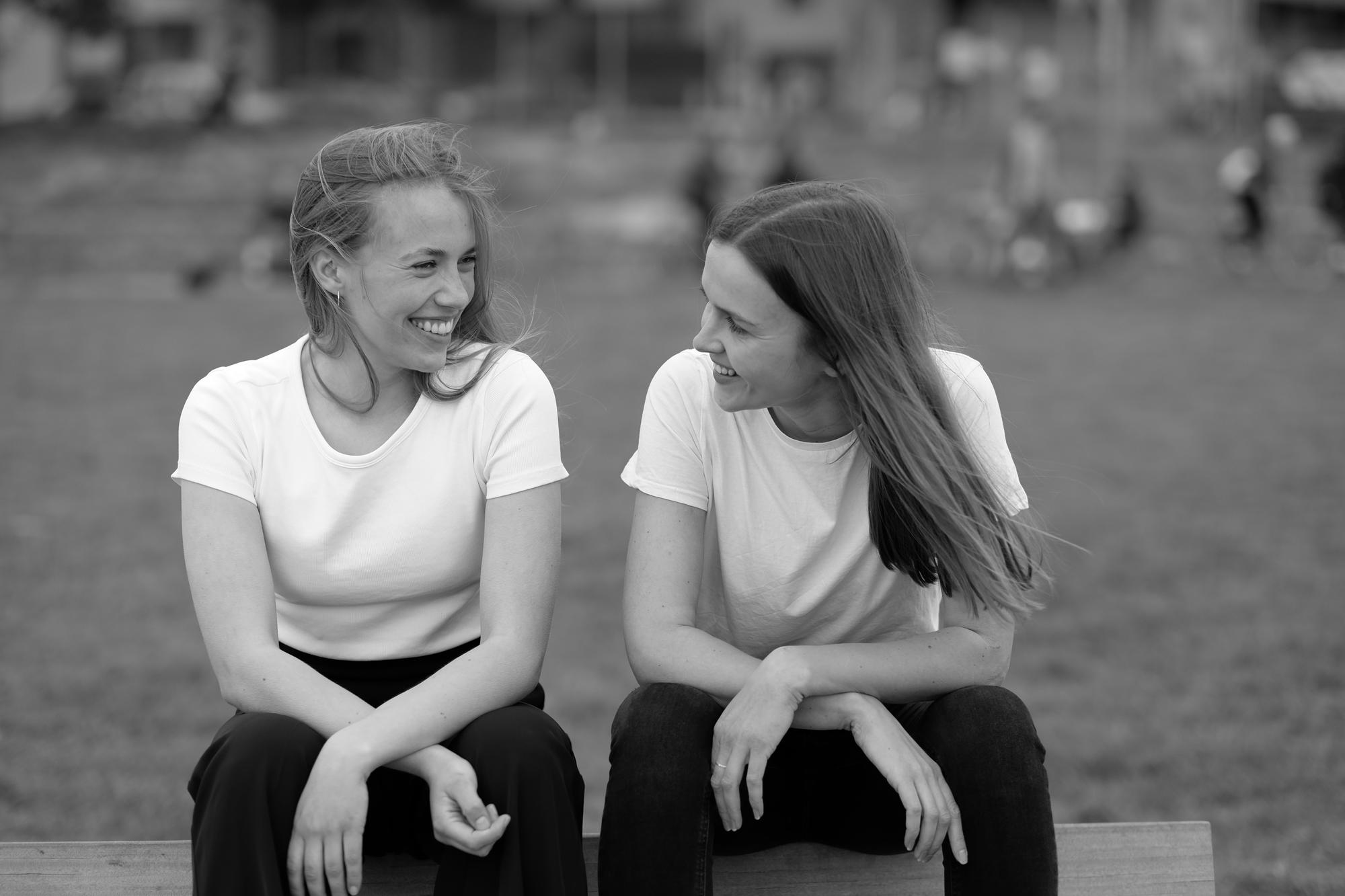 „Make love work“ ist ihr Motto: Jaane Henning (links) und Johanna Lubig (rechts) wollen Beziehungsarbeit so einfach wie das Zähneputzen machen.