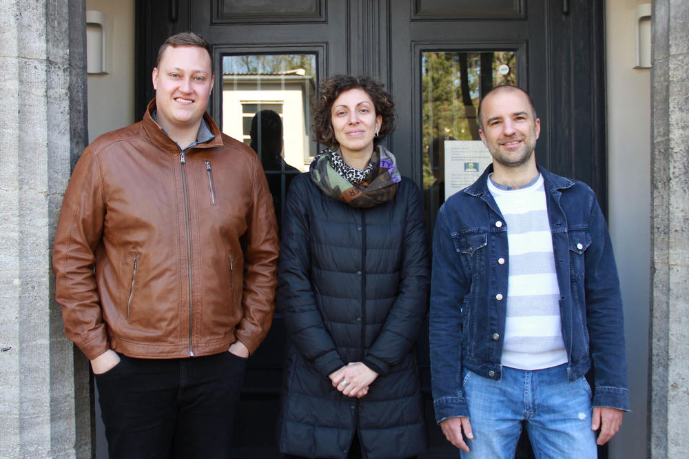 Porträt von Philipp Markert , Dr. Jelena Ivanovska, Dr. Ingmar Schuster im Hauseingang der Startup Villa der Freien Universität Berlin