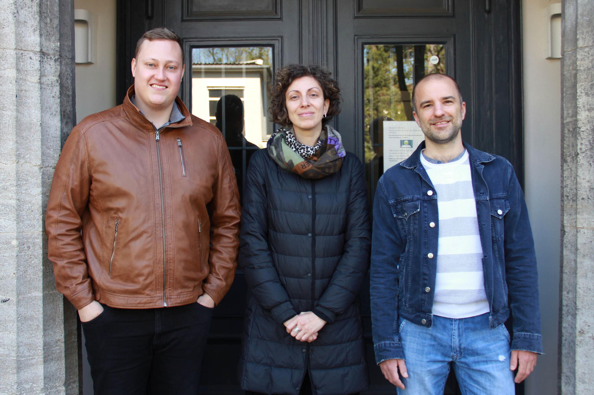 Porträt von Philipp Markert , Dr. Jelena Ivanovska, Dr. Ingmar Schuster im Hauseingang der Startup Villa der Freien Universität Berlin