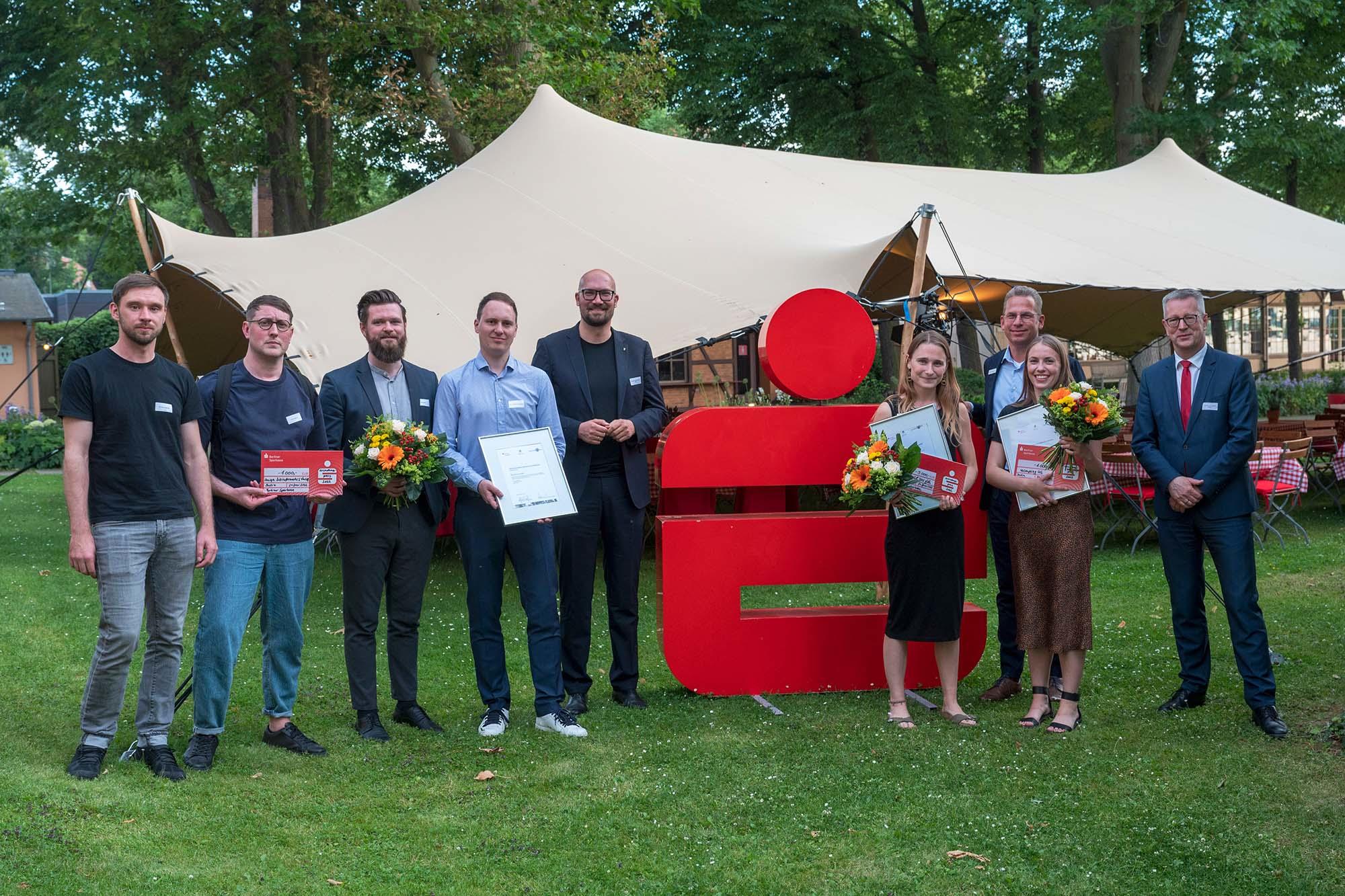 Gruppenbild der Finalteams im Garten