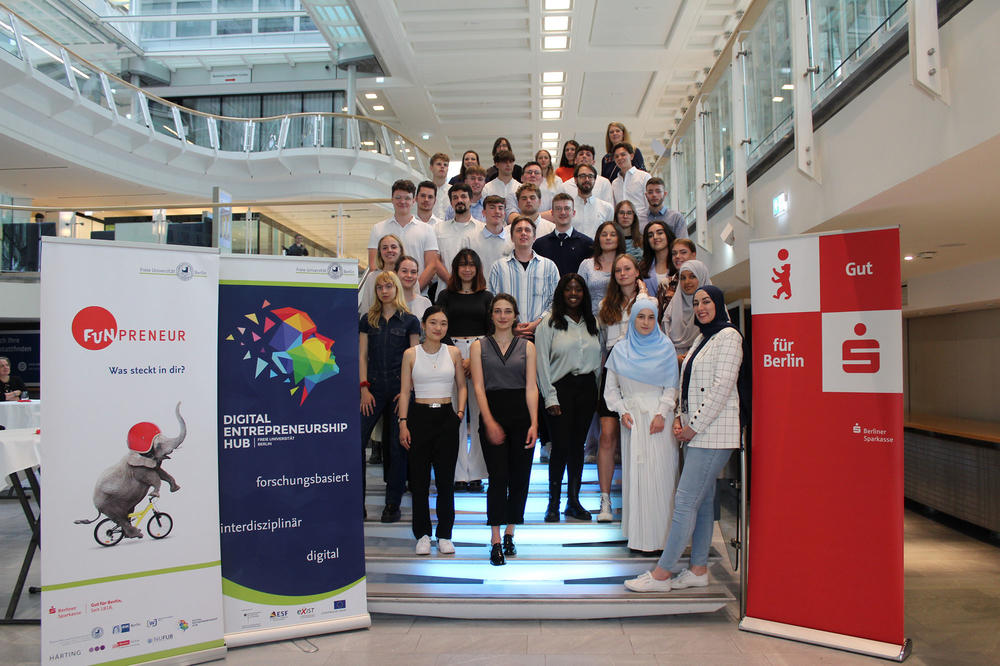 Gruppenbild aller Funpreneur-Teilnehmenden in der IHK Berlin