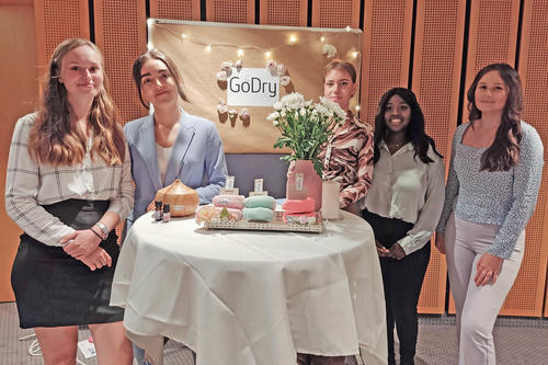 Vier Mitglieder des Funpreneur-Teams GoDry an ihrem Messestand