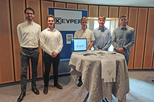 Fünf Mitglieder des Funpreneur-Teams Keyper an ihrem Messestand