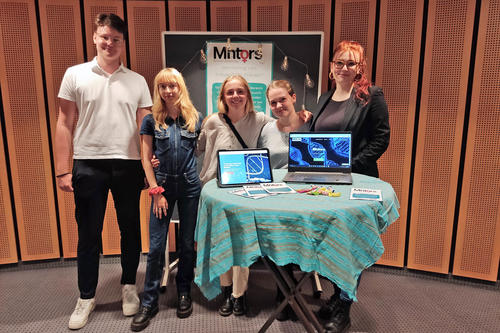 Fünf Mitglieder des Funpreneur-Teams Mintors an ihrem Messestand