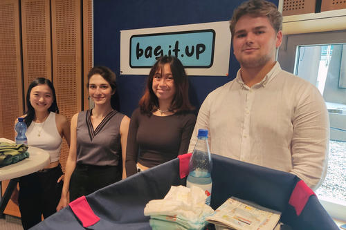 Vier Mitglieder des Funpreneur-Teams Bag.it.up an ihrem Messestand